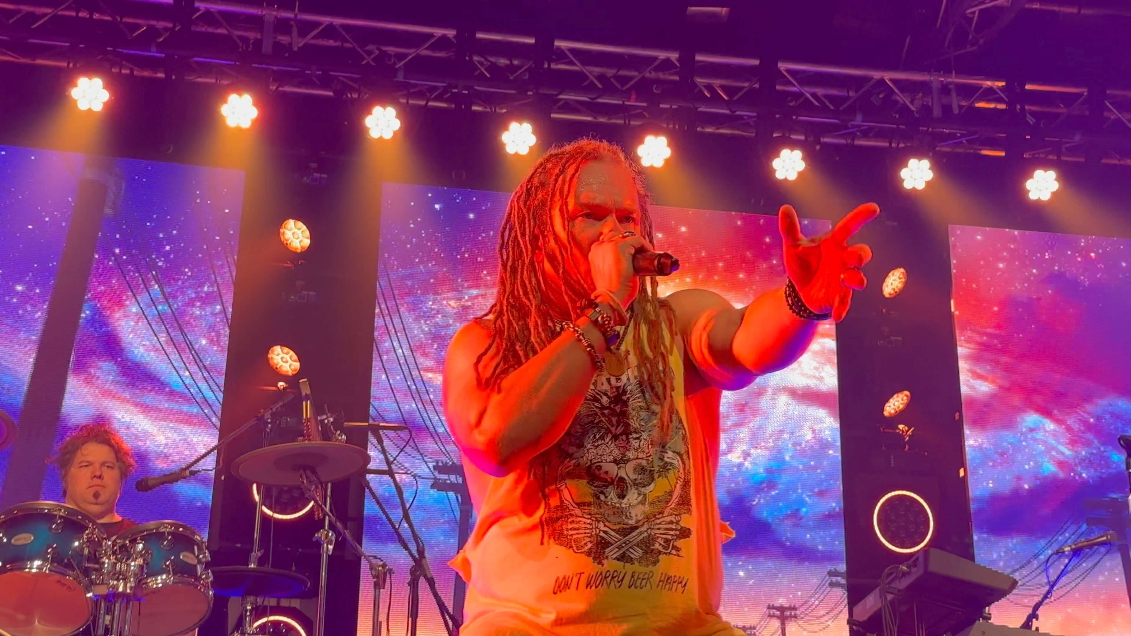 Sänger Jake Voth von Keep The Faith – Bon Jovi Tribute Band aus Deutschland – begeistert das Publikum mit starker Stimme