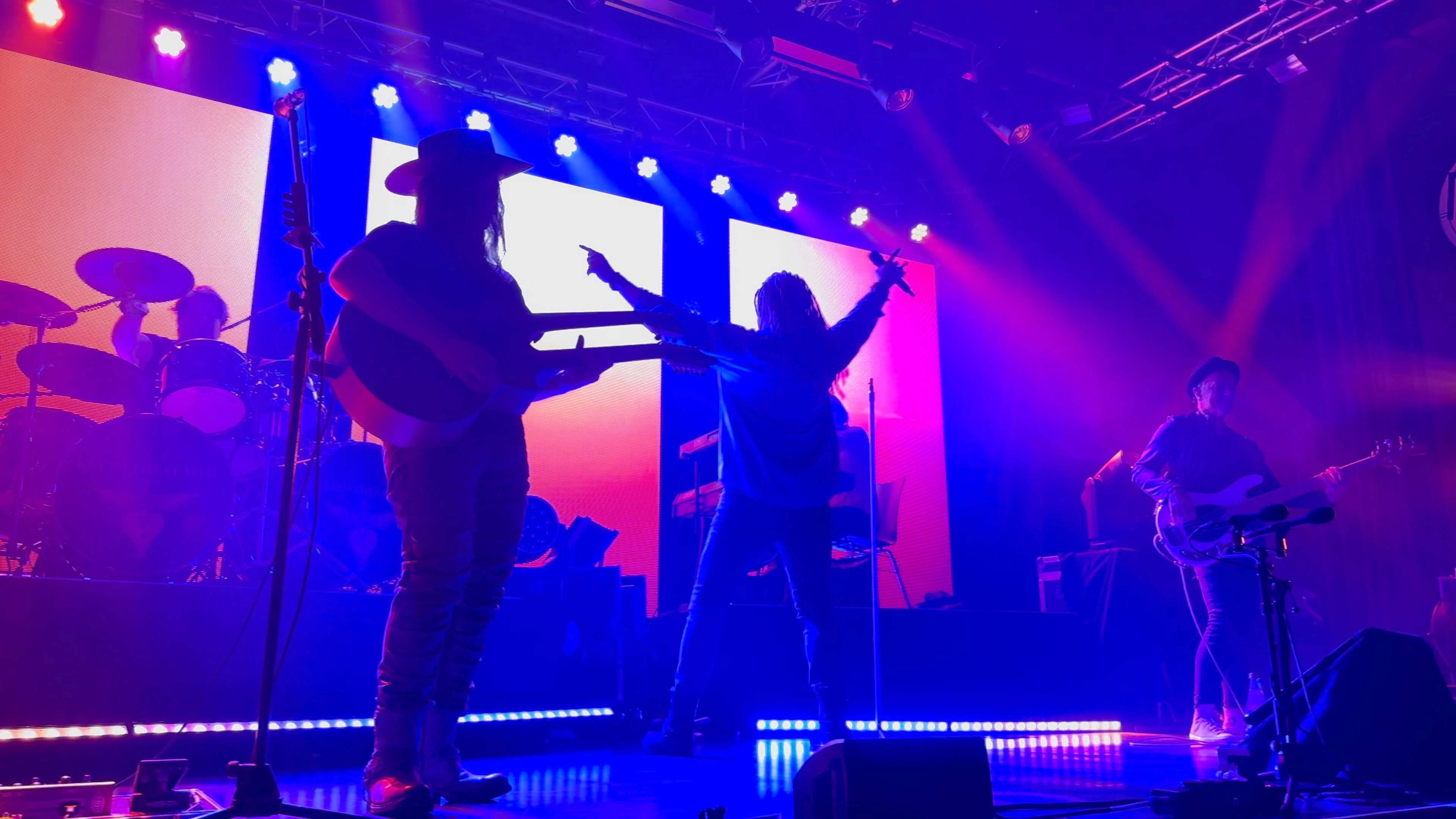 Schattenbild von Lars Rogowski mit Doubleneck-Gitarre und Sänger Jake Voth – Keep The Faith Tribute Show mit eindrucksvoller Bühnenbeleuchtung