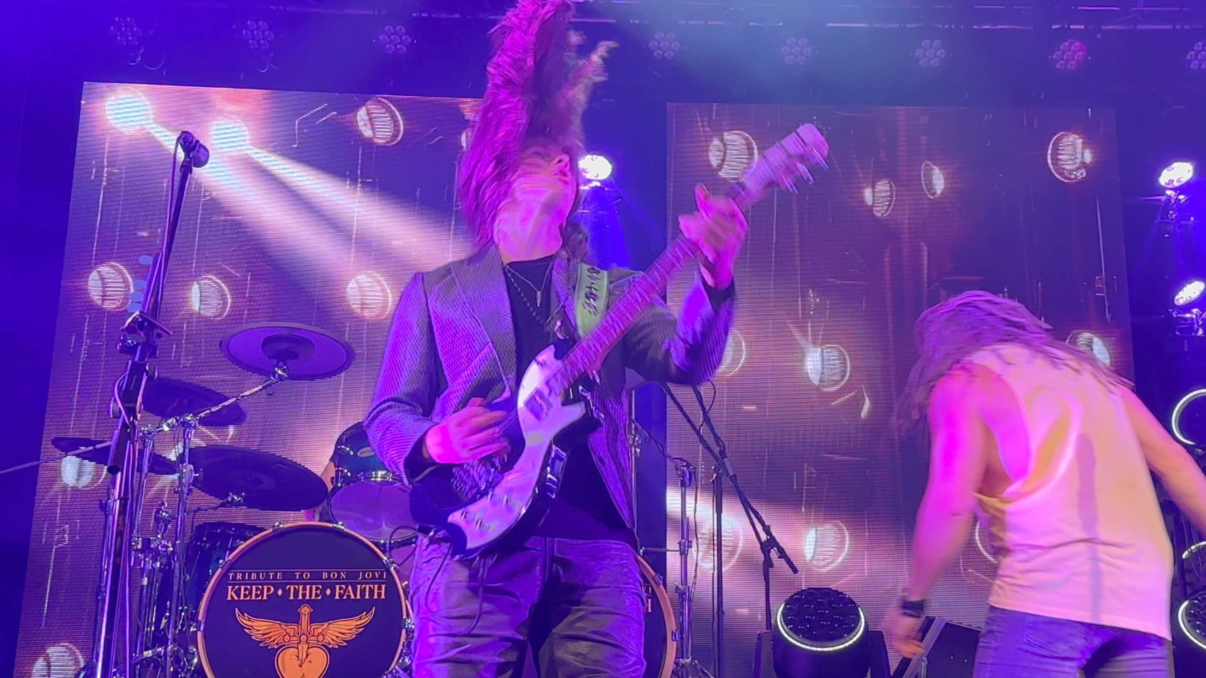Gitarrist Lars Rogowski mit fliegenden Haaren – Keep The Faith Bon Jovi Tribute rockt mit Leidenschaft die Bühne