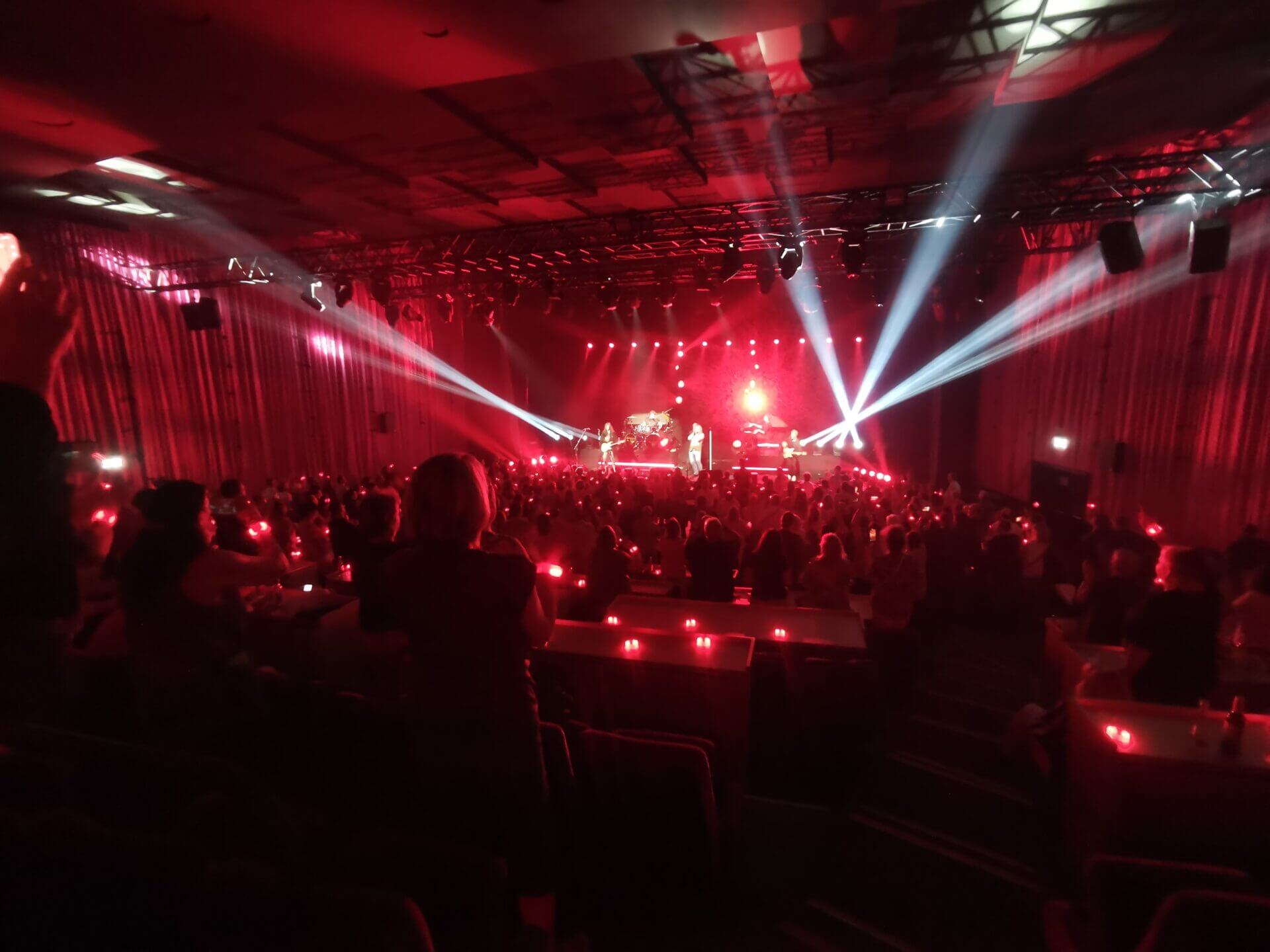 Totale in rotem Licht mit feierndem Publikum – Keep The Faith Bon Jovi Tribute Show mit starker Atmosphäre