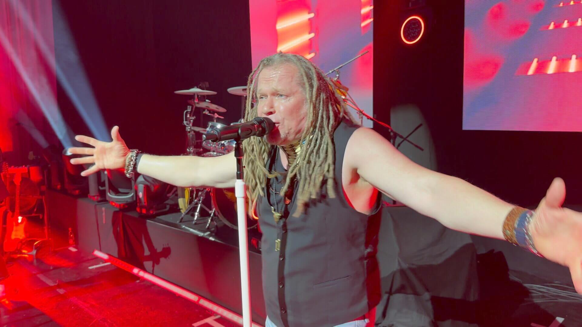 Jake Voth – Sänger der Keep The Faith Bon Jovi Tribute Band – mit emotionaler Bühnenpräsenz